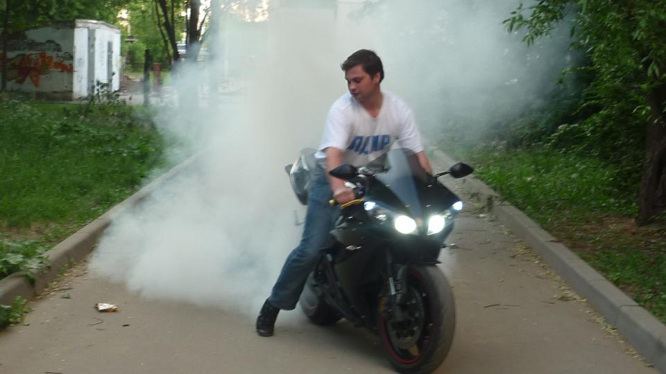 мотоцикл Yamaha - YZF - ААА !! Запах жженой резины)))