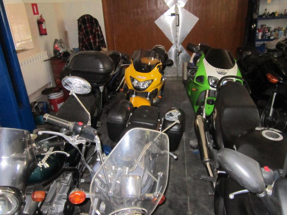 мотоцикл Ducati - Monster - в гараже