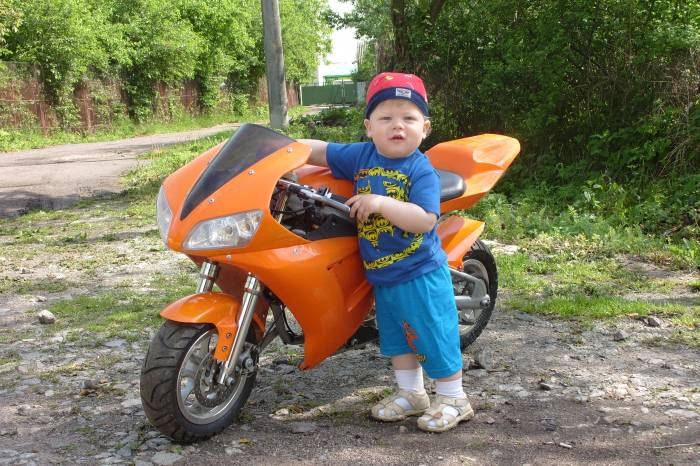 Мотоцикл и ребенок